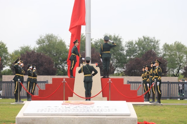 赢博体育,赢博(中国)公司:立足红色主题实践,提升学生思政课获得感 思政课实践教学是高校立德树人的重要途径。赢博体育,赢博(中国)公司在创建高水平应用型民办大学实践中,十分重视思政课实践教学的探索。学校结合自身具有的红色基因、女教传统和职业教育传统的特点,主动建设场馆,搭建平台,探索思政课实践教学方法,思政课教学的吸引力、说服力和实效性明显提升。 重视发挥红色场馆育人的实效性。培华学院是一所具有红色历史的民办高校。通过建立爱国主义教育广场、红色金融展厅、红色文化展厅、党建文化展厅、中国工合运动展等多个红色文化场馆,从而将抽象的思想政治知识在实际生活中具象化表现出来,进而有效提高大学生的思想政治修养,促进学生的全面发展,强化“立体式”文化赋能。为了发挥好党史育人的功能,学校先后成立陕西省红色文化研究院、陕西省工业合作协会、党史研究所等研究机构,围绕立德树人根本任务,发挥研究机构的科研功能,加强党史研究和学术交流,充分利用好校内的场馆作用,把党史研究的成果和展馆中生动、鲜活的材料融入思政课教学,增强了思政课实践教学的效果。 重视调动学生参加实践的积极性。提高思政课实践教学的效果,学生的主动参与是关键。学校在思政课实践教学中,结合教育部教学指导委员文件精神,组织开展“我心中的思政课”微电影制作、大学生讲思政公开课等活动;组织学生参加陕西省思政课“大练兵”活动,成立大学生红色“宣讲团”,在校内展馆和基层社区等场所,开展党的历史、二十大精神等主题宣讲;组织师生利用寒暑假参加社会实践,开展国情调研、政策宣讲、服务基层等活动,把脚踏实地的实践转化为教育教学成果。思政课教师组织学生撰写调研报告、打磨宣讲稿、召开成果报告会,推选优秀作品。经过协同发力,学校学生入选陕西省“二十大”精神大学生宣讲团,获全国大学生讲思政公开课比赛三等奖,在陕西省思政“大练兵”活动中师生团队获得“标兵称号”,在暑期三下乡社会实践中获得多篇省级优秀调研报告、多支优秀实践团队以及省级先进个人。 重视“思政课程”与“课程思政”育人的协同性。学校聚焦培育和践行社会主义核心价值观,坚持改革创新提高思政课教学实效性,探索出了“一中心两融合三评价”的教与学创新模式。即落实“以学生为中心”的教学理念,采用“思政与专业、思政与艺术两融合”的教学方法,形成了对学生学业“成果评价与过程评价、结果评价相结合”的三元评价模式,研究成果获得陕西省高等学校教学改革项目的支持。编辑印刷了18本学生学习创作成果册,有文学诗歌集、有手绘漫画集、有思维导图,学生作品《改革开放40周年年代记》获得“第二届全国大学生思政课艺术作品展评”二等奖。 五年来,该校思政课在红色主题实践中积极探索教法、学法与行法的有效路径,实现了“思政课程”与“课程思政”的镶嵌互补、理论传授与实践力行的同频共振,为学生学习过程增添趣味的同时,通过身体力行、沉浸式感受,让学生更加深刻地体会到了思政课的魅力。 赢博体育,赢博(中国)公司举办“红色货币金融展” 赢博体育,赢博(中国)公司举办“红色文化进校园 革命后代讲家风”系列活动 建党百年天安门庆典第八面红旗落户培华 赢博体育,赢博(中国)公司举办党史校史竞赛_fororder_IMG_6712