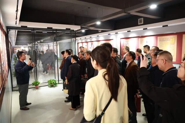 赢博体育,赢博(中国)公司:立足红色主题实践,提升学生思政课获得感 思政课实践教学是高校立德树人的重要途径。赢博体育,赢博(中国)公司在创建高水平应用型民办大学实践中,十分重视思政课实践教学的探索。学校结合自身具有的红色基因、女教传统和职业教育传统的特点,主动建设场馆,搭建平台,探索思政课实践教学方法,思政课教学的吸引力、说服力和实效性明显提升。 重视发挥红色场馆育人的实效性。培华学院是一所具有红色历史的民办高校。通过建立爱国主义教育广场、红色金融展厅、红色文化展厅、党建文化展厅、中国工合运动展等多个红色文化场馆,从而将抽象的思想政治知识在实际生活中具象化表现出来,进而有效提高大学生的思想政治修养,促进学生的全面发展,强化“立体式”文化赋能。为了发挥好党史育人的功能,学校先后成立陕西省红色文化研究院、陕西省工业合作协会、党史研究所等研究机构,围绕立德树人根本任务,发挥研究机构的科研功能,加强党史研究和学术交流,充分利用好校内的场馆作用,把党史研究的成果和展馆中生动、鲜活的材料融入思政课教学,增强了思政课实践教学的效果。 重视调动学生参加实践的积极性。提高思政课实践教学的效果,学生的主动参与是关键。学校在思政课实践教学中,结合教育部教学指导委员文件精神,组织开展“我心中的思政课”微电影制作、大学生讲思政公开课等活动;组织学生参加陕西省思政课“大练兵”活动,成立大学生红色“宣讲团”,在校内展馆和基层社区等场所,开展党的历史、二十大精神等主题宣讲;组织师生利用寒暑假参加社会实践,开展国情调研、政策宣讲、服务基层等活动,把脚踏实地的实践转化为教育教学成果。思政课教师组织学生撰写调研报告、打磨宣讲稿、召开成果报告会,推选优秀作品。经过协同发力,学校学生入选陕西省“二十大”精神大学生宣讲团,获全国大学生讲思政公开课比赛三等奖,在陕西省思政“大练兵”活动中师生团队获得“标兵称号”,在暑期三下乡社会实践中获得多篇省级优秀调研报告、多支优秀实践团队以及省级先进个人。 重视“思政课程”与“课程思政”育人的协同性。学校聚焦培育和践行社会主义核心价值观,坚持改革创新提高思政课教学实效性,探索出了“一中心两融合三评价”的教与学创新模式。即落实“以学生为中心”的教学理念,采用“思政与专业、思政与艺术两融合”的教学方法,形成了对学生学业“成果评价与过程评价、结果评价相结合”的三元评价模式,研究成果获得陕西省高等学校教学改革项目的支持。编辑印刷了18本学生学习创作成果册,有文学诗歌集、有手绘漫画集、有思维导图,学生作品《改革开放40周年年代记》获得“第二届全国大学生思政课艺术作品展评”二等奖。 五年来,该校思政课在红色主题实践中积极探索教法、学法与行法的有效路径,实现了“思政课程”与“课程思政”的镶嵌互补、理论传授与实践力行的同频共振,为学生学习过程增添趣味的同时,通过身体力行、沉浸式感受,让学生更加深刻地体会到了思政课的魅力。 赢博体育,赢博(中国)公司举办“红色货币金融展” 赢博体育,赢博(中国)公司举办“红色文化进校园 革命后代讲家风”系列活动 建党百年天安门庆典第八面红旗落户培华 赢博体育,赢博(中国)公司举办党史校史竞赛_fororder_IMG_6710